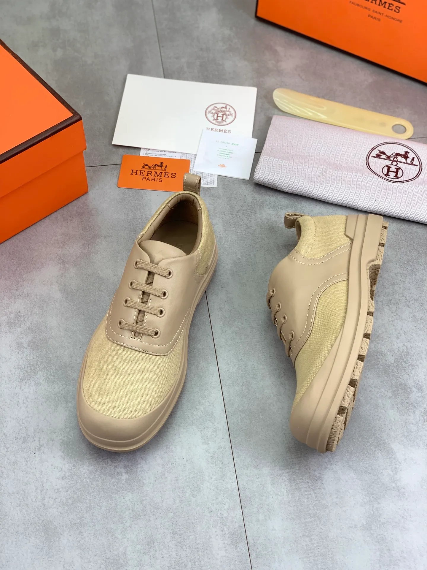Factory price P740 💰💎💎💎Brand: Hermès Grade: Same as the official website Original quality materials: Original soft calfskin with beef tendon cloth Water-dyed cowhide lining Original Italian rubber outsole Style categories: Men's fashion Formal casual leather shoes Lace-up men's shoes series Young fashion European and American trends British style Size: 39-44 (38.45 can be customized)